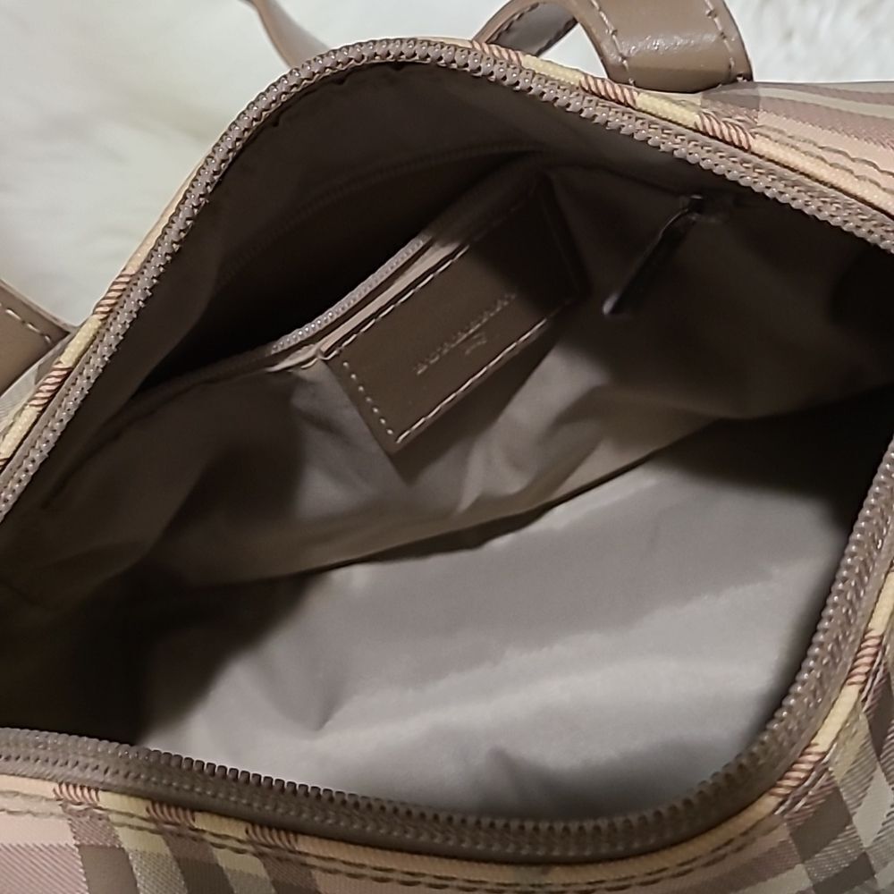 💯 Authentic Burberry Handbag 🍀 - Picture 11 of 12